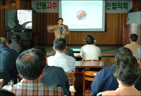 e-좋은 고추가루 생산과정을 설명하고 있는 강중호 기술보급과장 